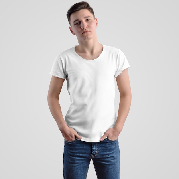 T-shirt maschile mockup su un giovane ragazzo su sfondo bianco, vista frontale. Modelli di abbigliamento alla moda per il design pubblicitario e la presentazione nel negozio online