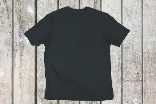 T-shirt nera isolata su sfondo