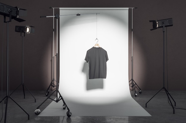 T-shirt nera vuota in studio