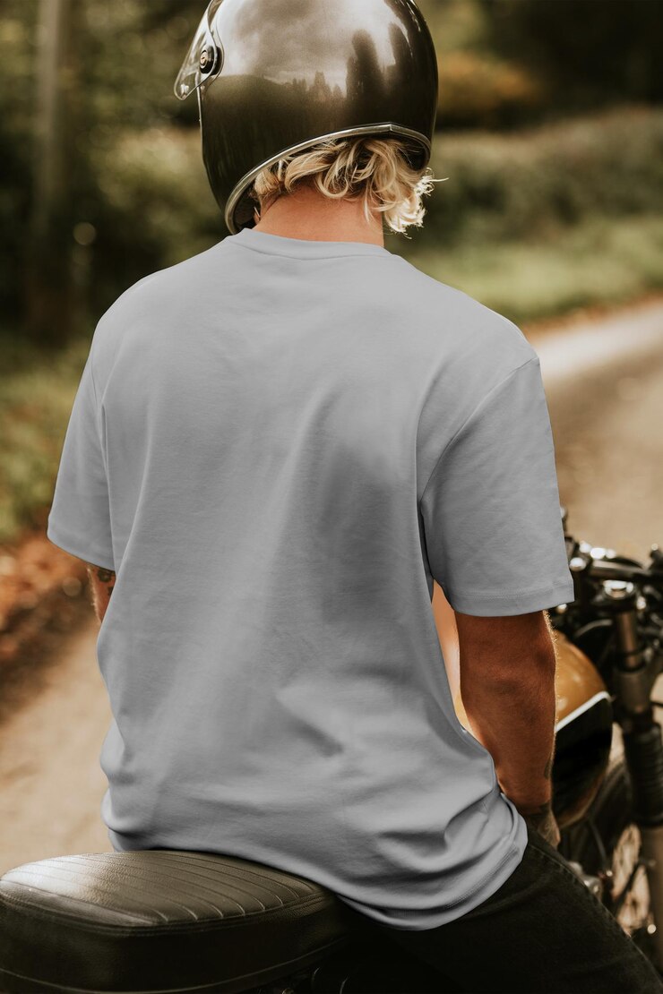 Foto t-shirt png mockup su moda alternativa maschio su motocicletta vintage vista posteriore