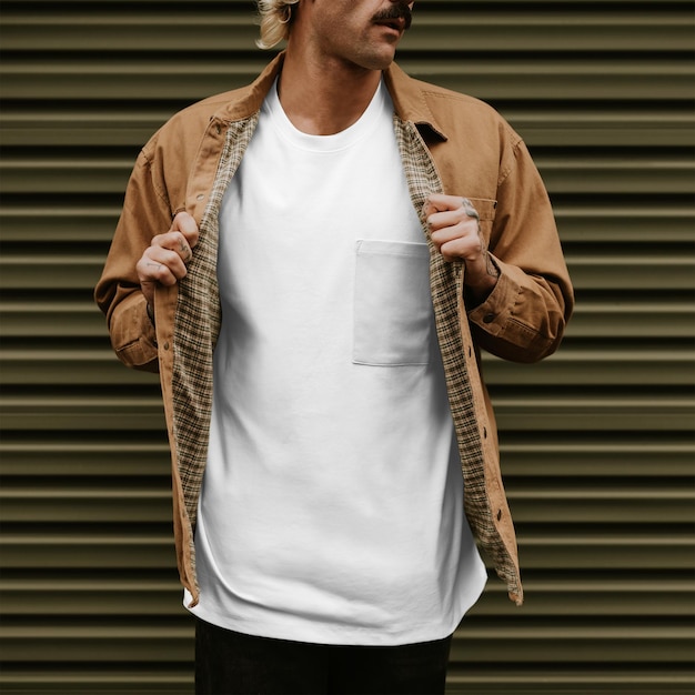 T-shirt png mockup su moda maschile casuale