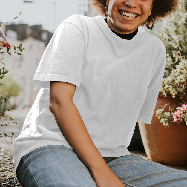 T-shirt png mockup su modello di donna sorridente