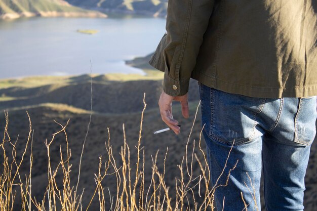 Tabacco a mano sullo sfondo di montagna