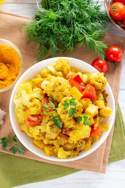 Tabella dell'alimento indiano - curry vegetariano del cavolfiore su un piatto