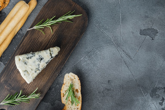 Tabella di antipasti con diversi set di antipasti, su sfondo grigio, vista dall'alto con copia spazio per il testo