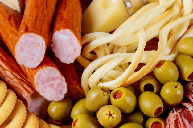 Tabella di antipasti con formaggio di olive e salsicce e carne varietà bordo Vista dall&#39;alto