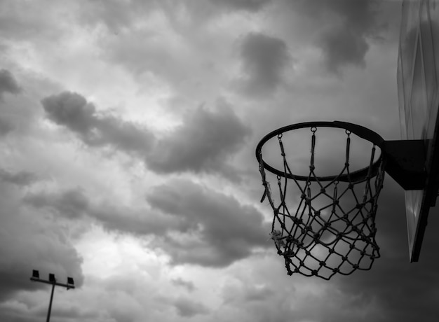 Tabellone da basket con un anello per strada nel parco giochi sullo sfondo del cielo