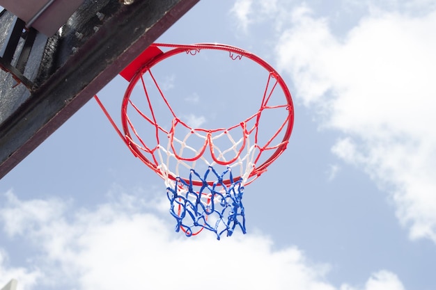 Tabellone di basket contro la vista di sfondo del cielo blu da dietro