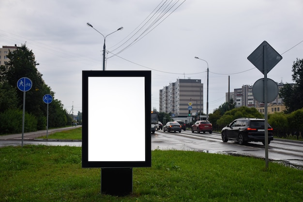 Tabellone per le affissioni bianco banner bianco in strada Tabellone per le affissioni vuoto per poster pubblicitari all'aperto