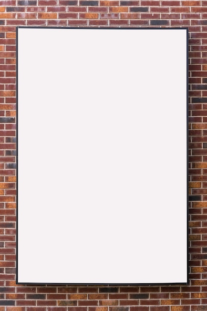 Tabellone per le affissioni bianco vuoto Mock Up con spazio libero per il tuo design su uno sfondo di muro di mattoni rossi