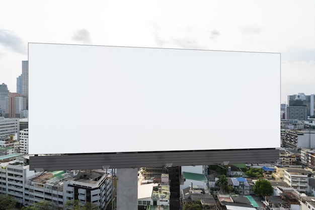 Tabellone per le affissioni della strada bianca vuota con lo sfondo del paesaggio urbano di Bangkok al giorno Poster pubblicitario di strada mock up rendering 3D Vista frontale Il concetto di comunicazione di marketing per promuovere o vendere un'idea