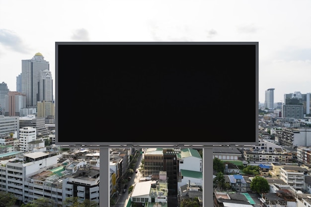 Tabellone per le affissioni della strada nera in bianco con lo sfondo del paesaggio urbano di Bangkok al giorno Poster pubblicitario di strada mock up rendering 3D Vista frontale Il concetto di comunicazione di marketing per promuovere o vendere un'idea