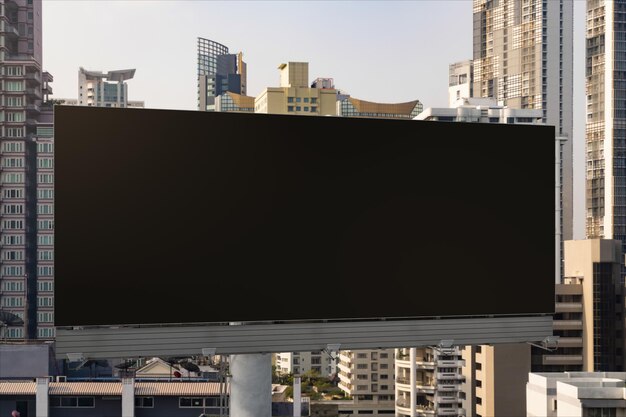 Tabellone per le affissioni della strada nera in bianco con lo sfondo del paesaggio urbano di Bangkok al giorno Poster pubblicitario di strada mock up rendering 3D Vista frontale Il concetto di comunicazione di marketing per promuovere o vendere un'idea