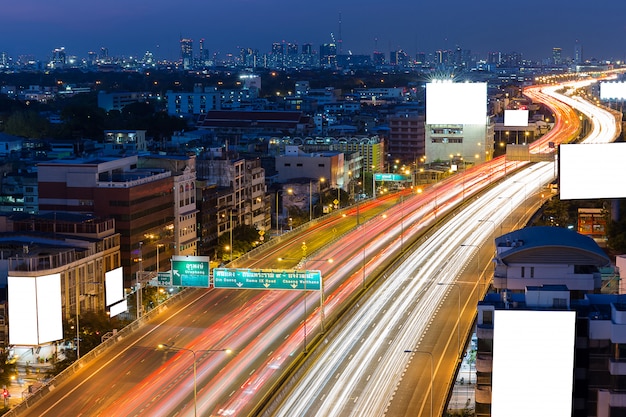 Tabellone per le affissioni in bianco bianco sulla strada principale nel tempo crepuscolare a Bangkok del centro Tailandia