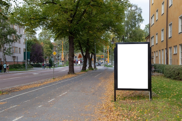 Tabellone per le affissioni in bianco derisione su strada di città per messaggio di testo o contenuto.