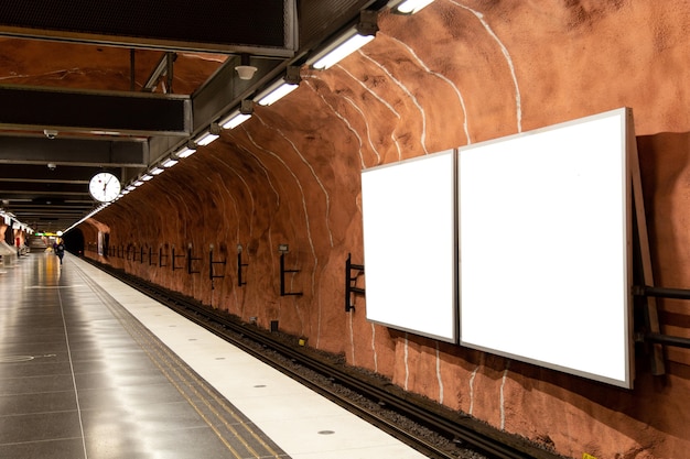 Tabellone per le affissioni in bianco mock up della metropolitana per messaggio di testo o contenuto.