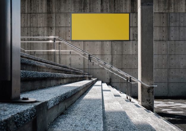 Tabellone per le affissioni in bianco sul muro di cemento. Scena all'aperto, edificio industriale moderno del sottotetto.