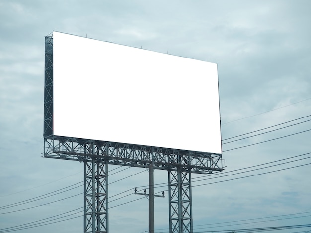 Tabellone per le affissioni in bianco sulla priorità bassa del cielo blu per la nuova pubblicità
