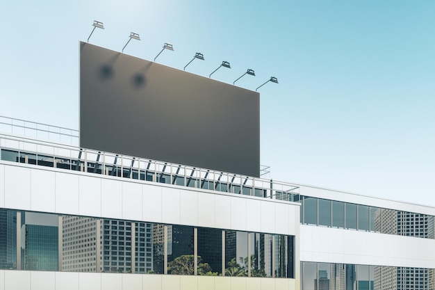 Tabellone per le affissioni nero vuoto con l'esterno del centro commerciale Sfondo del cielo blu Mock up place per la tua pubblicità Rendering 3D