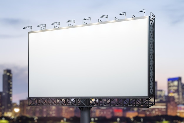 Tabellone per le affissioni orizzontale bianco vuoto sullo sfondo dello skyline alla vista prospettica serale Concetto pubblicitario mock up