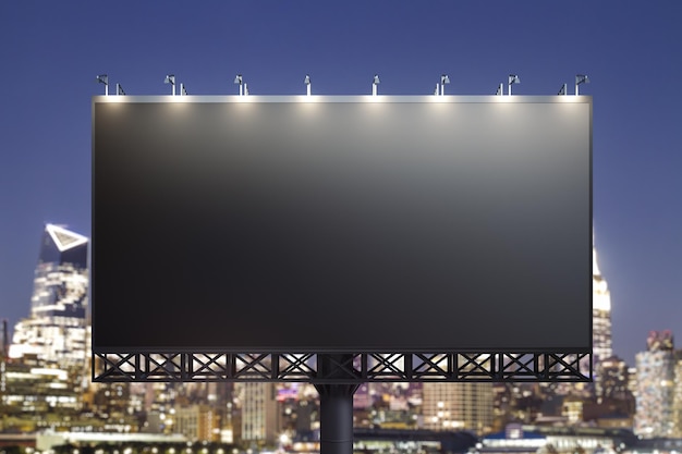 Tabellone per le affissioni orizzontale nero vuoto sullo sfondo dello skyline alla vista frontale della sera Concetto di pubblicità mock up