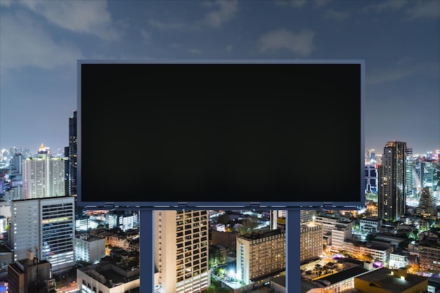 Tabellone per le affissioni stradali nero vuoto con sfondo di paesaggio urbano di Bangkok di notte Poster pubblicitario di strada mock up rendering 3D Vista frontale Il concetto di comunicazione di marketing per vendere un'idea