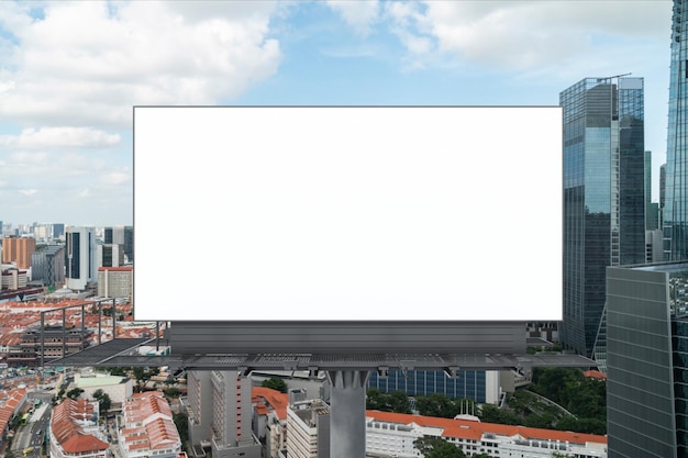 Tabellone per le affissioni su strada bianca vuota con lo sfondo del paesaggio urbano di Singapore al giorno Poster pubblicitario di strada mock up rendering 3D Vista frontale Il concetto di comunicazione di marketing da promuovere