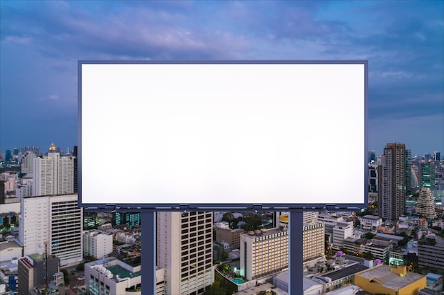 Tabellone per le affissioni su strada bianca vuota con sfondo di paesaggio urbano di Bangkok di notte Poster pubblicitario di strada mock up rendering 3D Vista frontale Il concetto di comunicazione di marketing per promuovere l'idea