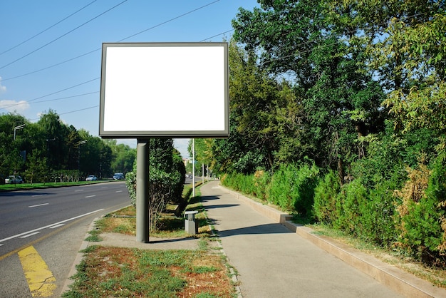 Tabellone per le affissioni vuoto lungo la strada, posto per la tua pubblicità e testo