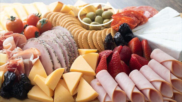 Tabla de quesos. Salumi. Quesos Jamones Frutas galletas pasabocas y entradas. Comida lodevole