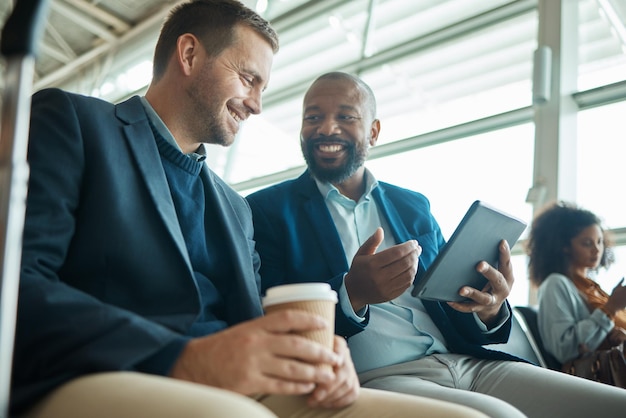 Tablet aeroporto e uomini d'affari con aggiornamenti sui voli online notizie di viaggio e pianificazione del programma digitale Lobby di comunicazione e tecnologia dell'uomo di colore aziendale internazionale e opportunità di partner