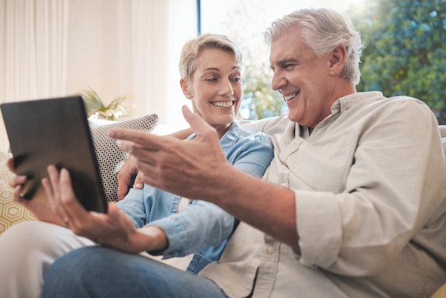 Tablet amore e coppia senior con donna e uomo online per videochiamate sui social media o guardare serie e film Sorriso felice e divertimento con un anziano pensionato maschio e femmina in un soggiorno