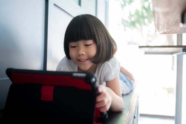 Tablet che guarda un bambino, cartone animato dipendente dai bambini