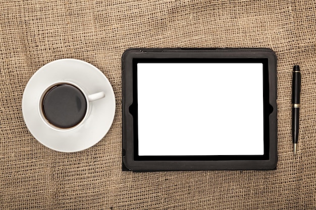 Tablet computer con caffè sul tavolo