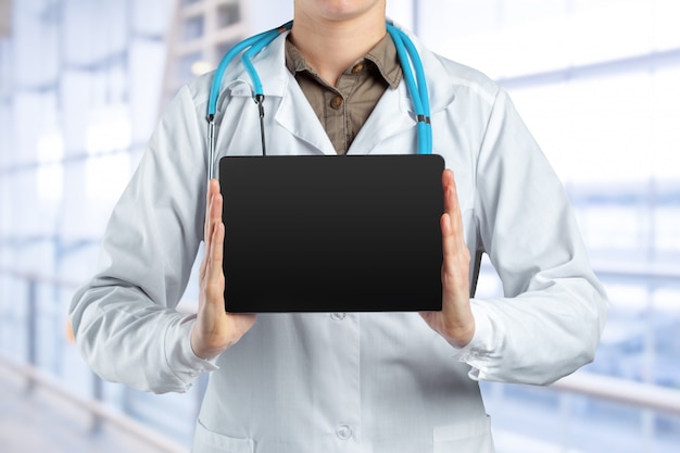 Tablet computer nelle mani del medico