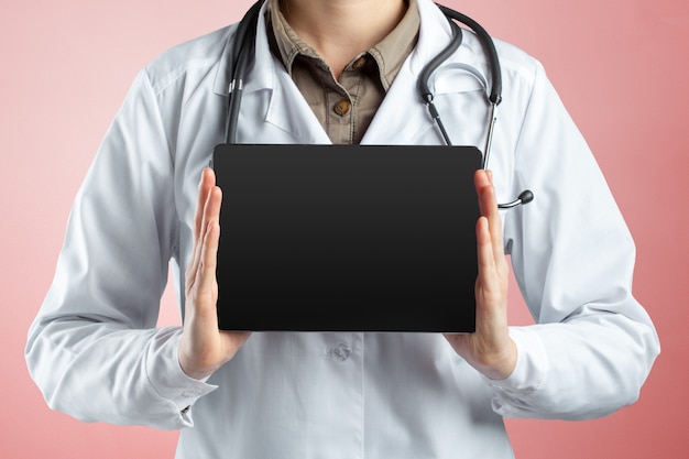 Tablet computer nelle mani del medico