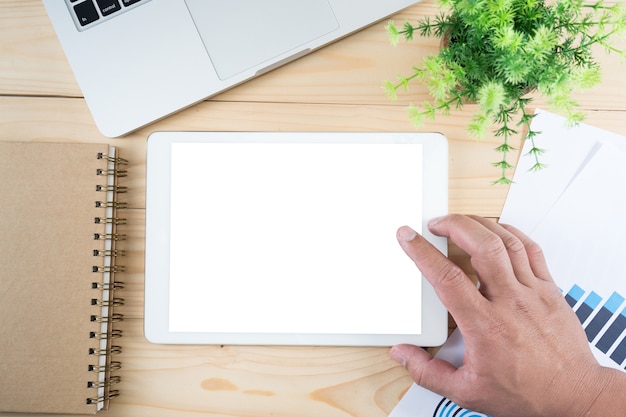 Tablet con schermo isolato nelle mani dell&#39;uomo