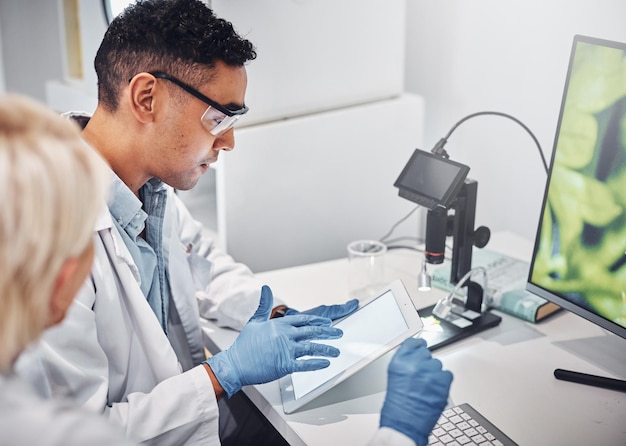 Tablet del team scientifico e studio di analisi in laboratorio per la collaborazione farmaceutica lavoro di squadra di scienziati e lavoro sulla ricerca Innovazione del laboratorio di revisione medica e partnership farmaceutica sul dispositivo