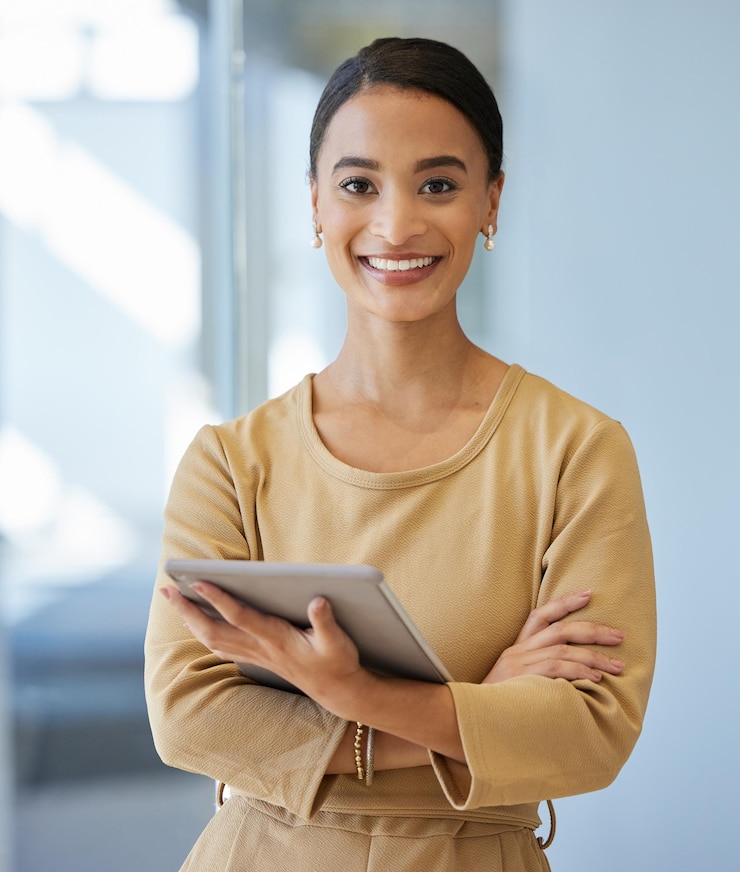 Foto tablet e ritratto di donna in ufficio con fiducia per la comunicazione della carriera aziendale e la ricerca web orgoglio tecnologico e manager femminile sul posto di lavoro con internet per l'aggiornamento del progetto e il sorriso