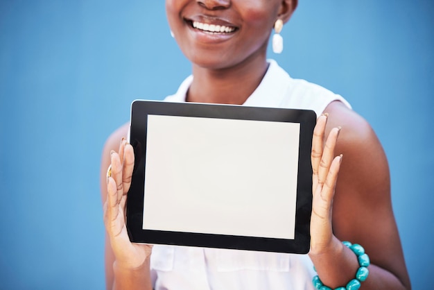 Tablet mockup e schermo con mani di donna nera per social media digitali e sito web Tecnologia di comunicazione e internet con ragazza per contatti online e networking su sfondo blu