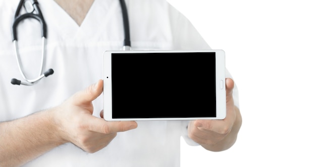 Tablet nelle mani del medico isolato su bianco