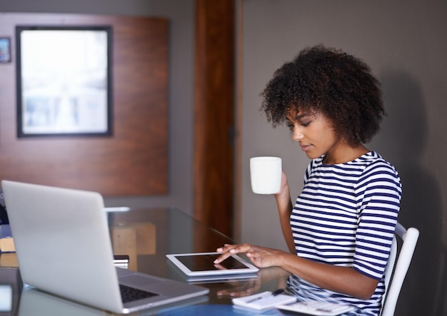 Tablet portatile e donna con caffè per lavorare da casa opportunità carriera da libero professionista e pianificazione multimediale Persona africana o lavoratore remoto che beve tè con ispirazione per il progetto di tecnologia digitale