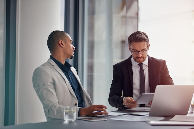 Tablet portatile e uomo d'affari con partner nel lavoro di squadra di riunioni aziendali e pianificazione o analisi dei dati del profitto Professionisti sulla tecnologia digitale della relazione finanziaria o collaborazione b2b