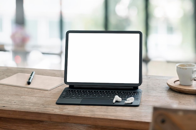 Tablet portatile schermo bianco vuoto mockup sulla tavola di legno.