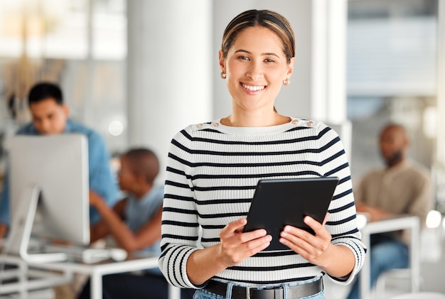 Tablet ritratto e donna d'affari designer o creativa sul posto di lavoro in ufficio Tecnologia del viso e imprenditrice professionista femminile o leader del design grafico che lavora alla ricerca via e-mail o su Internet