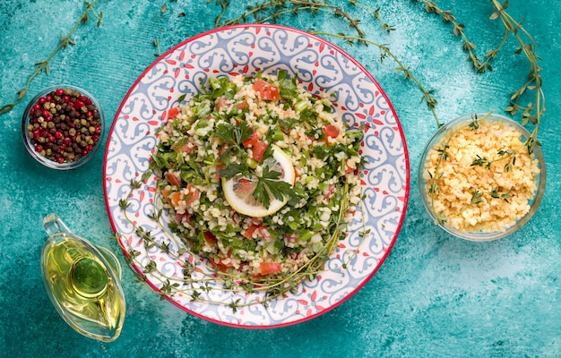 Tabule - un'insalata orientale, accanto agli ingredienti