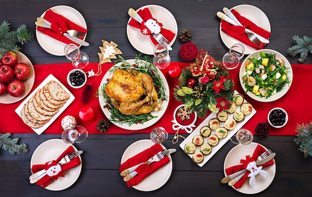 Tacchino al forno Il tavolo di Natale è servito con un tacchino, decorato con tinsel luminoso