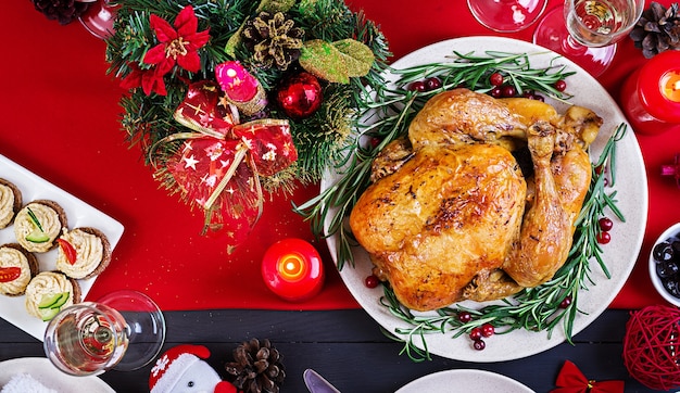 Tacchino al forno Il tavolo di Natale è servito con un tacchino, decorato con tinsel luminoso