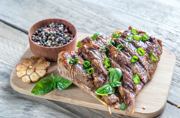 Tacchino arrostito con la cipolla verde sul bordo di legno