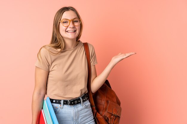 Taccuini della holding della ragazza dell'allievo